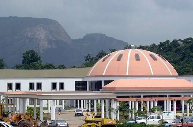 BREAKING: Security beefed up at Presidential Villa as armed thugs storm Eagle Square