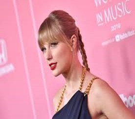Amazing! Taylor Swift wins artist of year for sixth time at American Music Awards