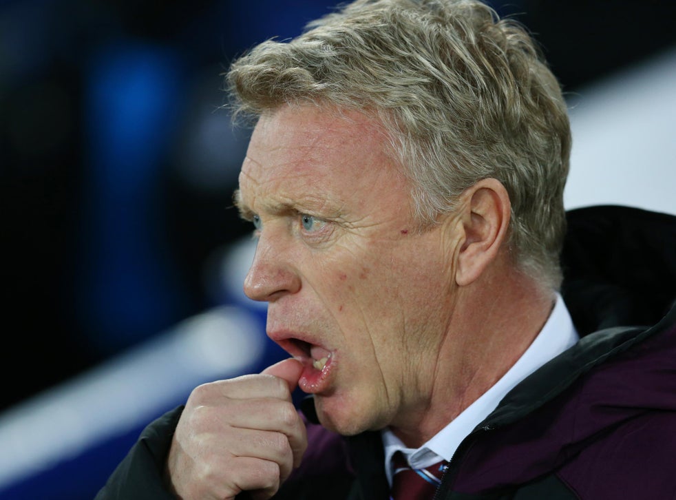 Europa Conference League: Moyes hands over medal to father
