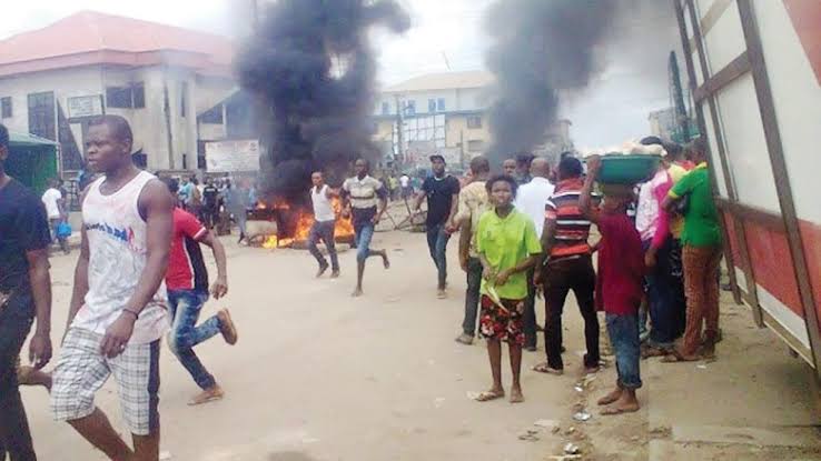 Angry mob sets suspected robbers ablaze in Delta