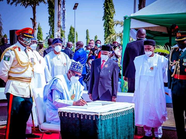 TRENDING: Jokes, criticisms on Twitter as pigeons signifying ‘Peace’ released by Buhari on Armed Forces Remembrance Day refuse to fly