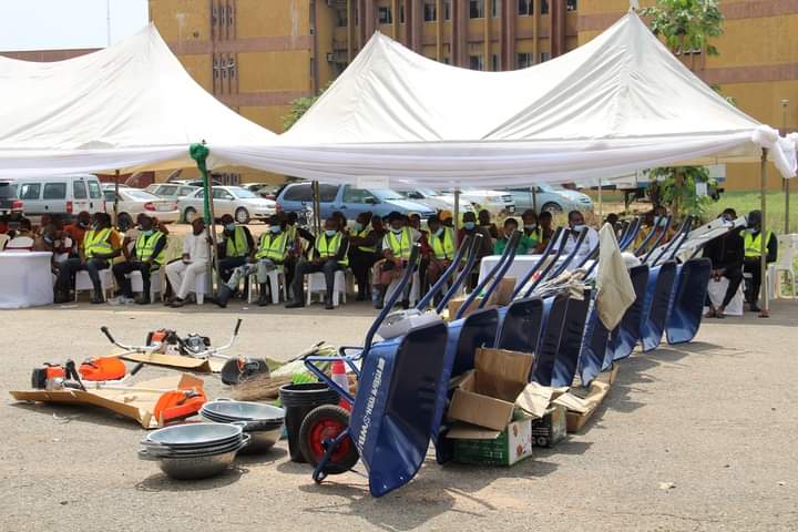 FG commences 774,000 jobs programme with distribution of wheelbarrows, head pans
