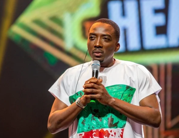 Nigerians react as Bovi rocks #EndSARS shirt to The Headies 2021