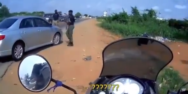 TRENDING: ‘What do you bring for us?’ Police officer caught seeking bribe from Spanish tourist entering Nigeria on power bike