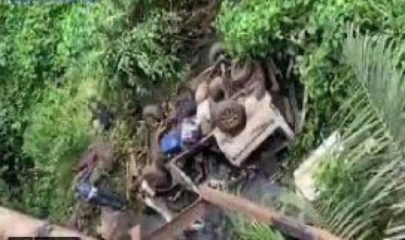 BLACK SUNDAY: Several passengers dead as commercial bus plunges into Ondo river [Video]