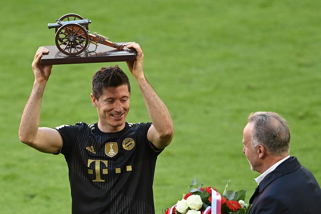 Lewandowski breaks Mueller’s 49-year scoring record