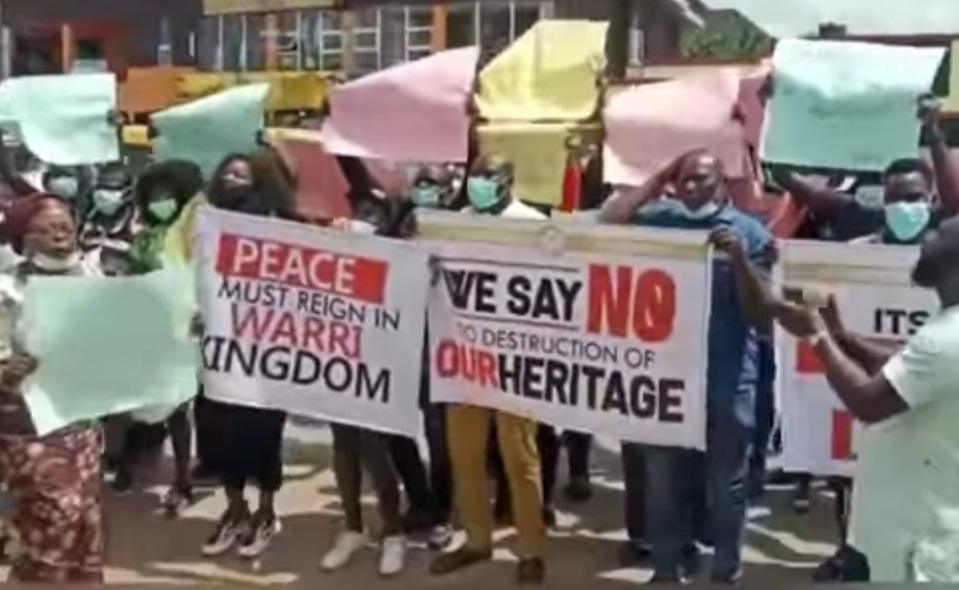 Olu of Warri: Hundreds of Itsekiri people storm Police command in protest