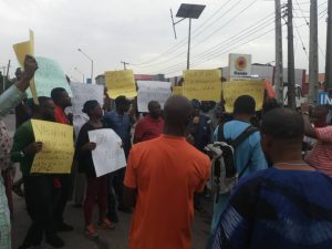 LG Primaries: Protesters storm Lagos APC secretariat over alleged plans to substitute flag bearer for incumbent chairman