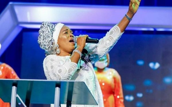 Tope Alabi slams Yinka Alaseyori over #Oniduromi song