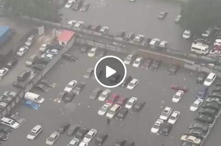 Watch rare videos of cars ‘swimming’ in Lagos today