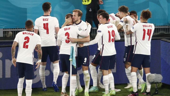 England players plan donating Euro 2020 title fee to health workers