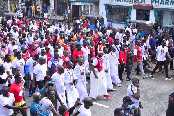 Coronation: Olu of Warri-designate, Omoba Emiko leads Itsekiris in peace walk [Photo]