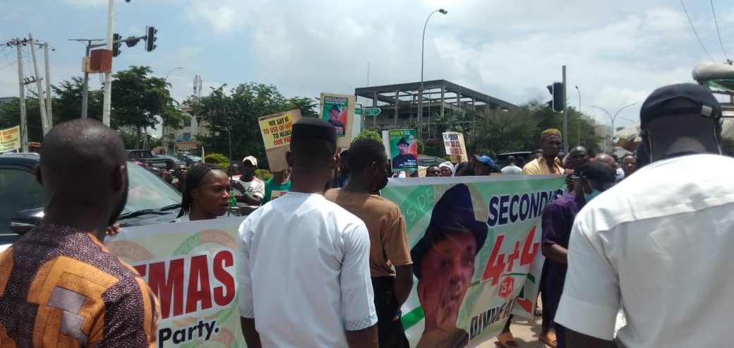 Day Two: Anti-Secondus protest continue in PDP secretariat as govs, lawmakers meet
