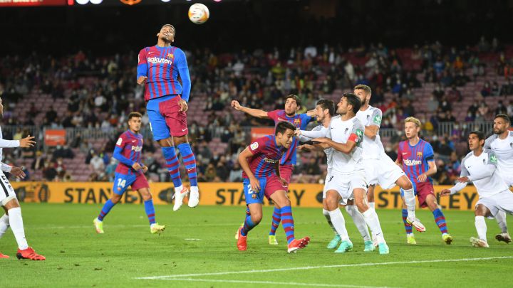 Koeman on hot seat as Barca struggle to late draw