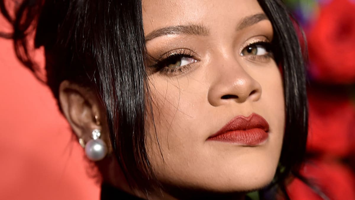Rihanna drops lawsuit against her dad