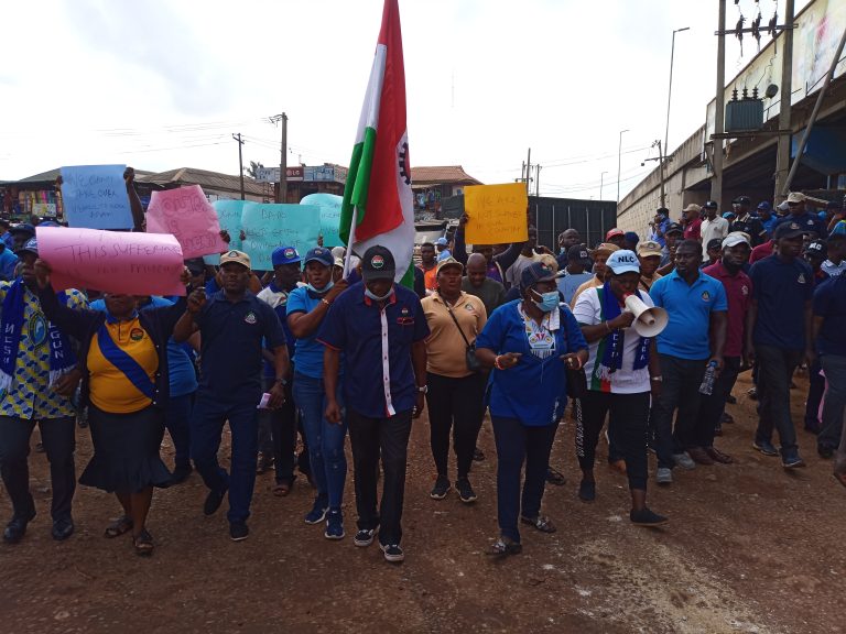 Failed road: NLC blocks Lagos-Abeokuta expressway