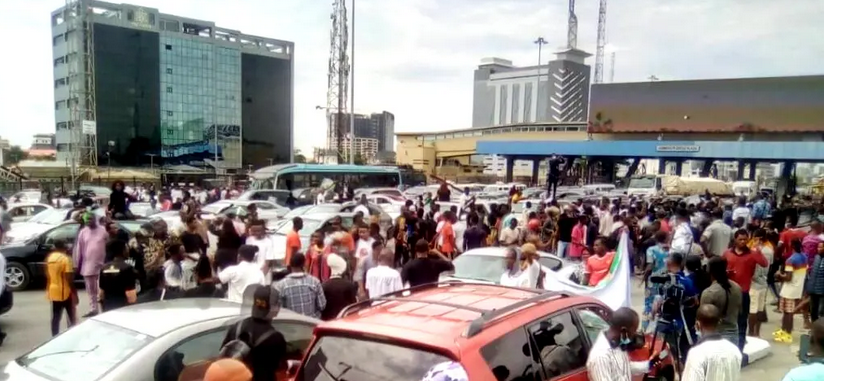 [BREAKING]#EndSARSMemorial: Police attack Lekki tollgate protesters with tear gas