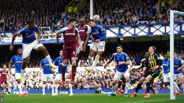 Ogbonna’s header leads West Ham to victory against Everton