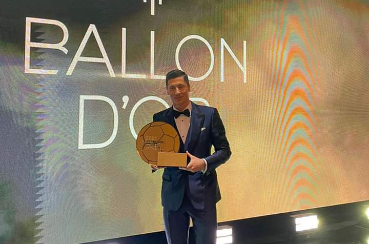 Lewandowski reacts after losing Ballon d’Or award to Lionel Messi