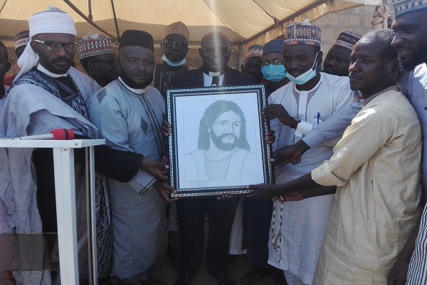 Christmas: Muslim group, Shiites attend church service in Kaduna, present gifts