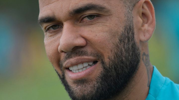 How Dani Alves learned of Barca Europa League snub