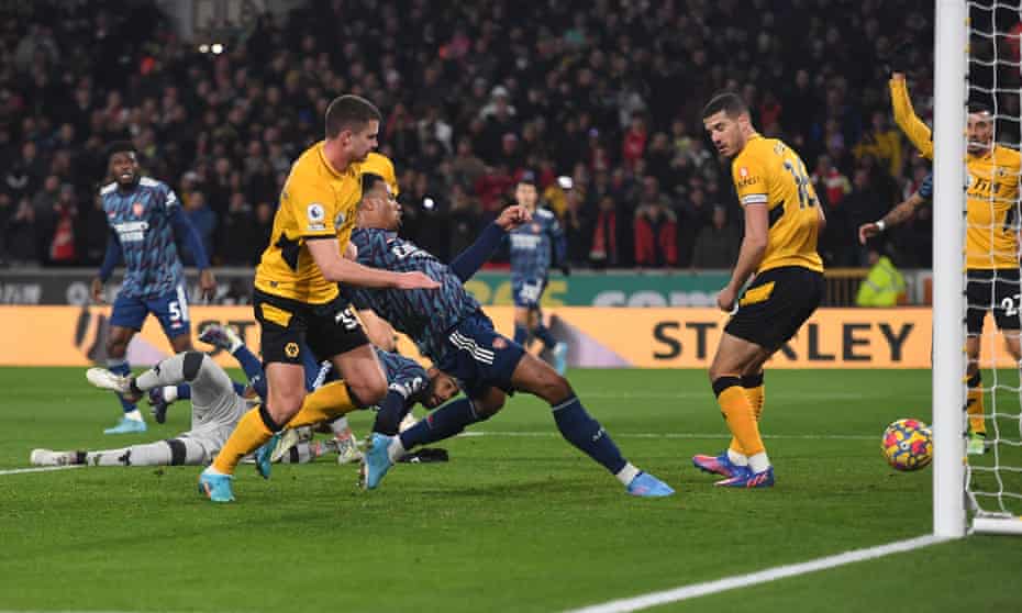 Arsenal outlast Wolves in spite of finishing with 10 players