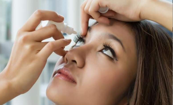 Ladies, this is why you should be careful with using eyelashes
