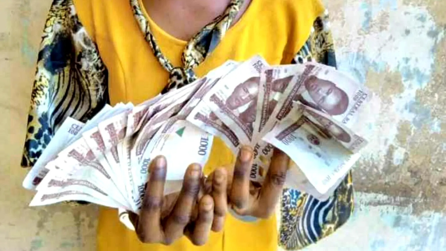 Woman caught with fake 1000 naira notes cools off in police cell