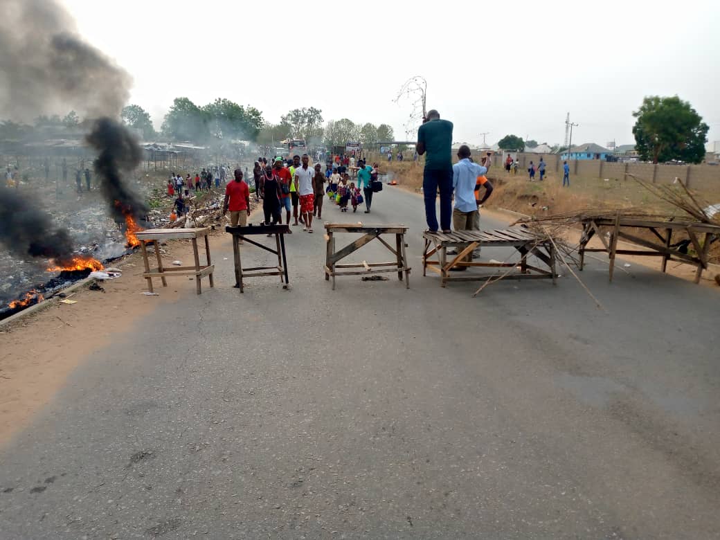 HAPPENING NOW: Abuja residents protesting over incessant kidnapping barricade Gwagwalada [Photos]