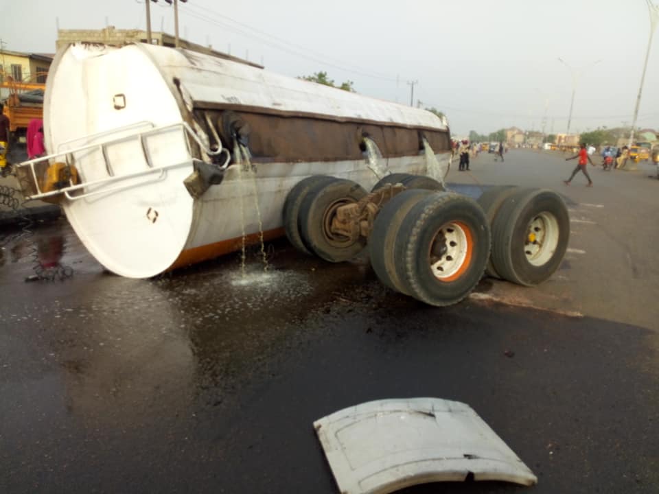 Fuel Scarcity: Oremeji residents scoop fuel from fallen tanker