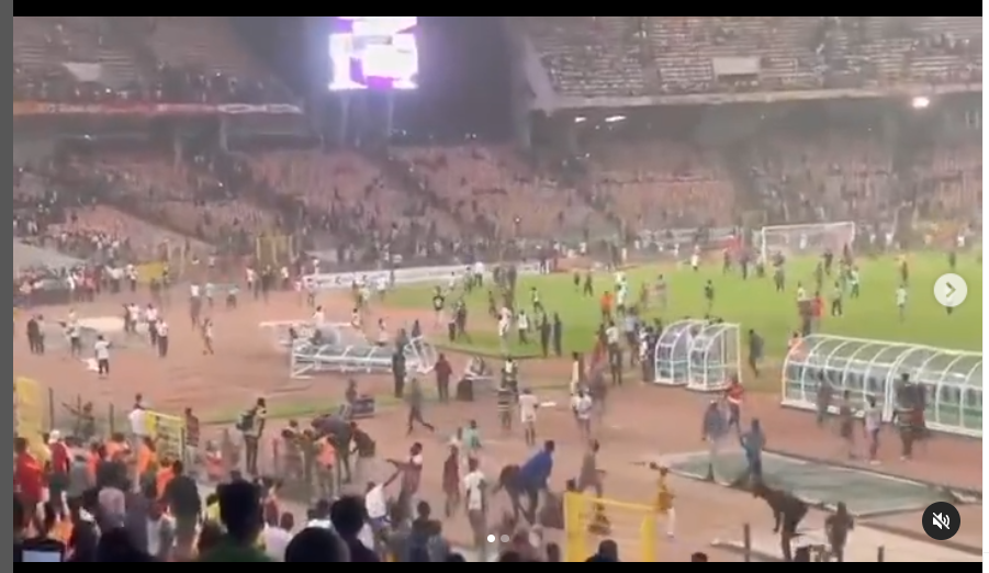 [Video] Qatar 2022: Angry fans destroy MKO Abiola stadium after Super Eagles exit