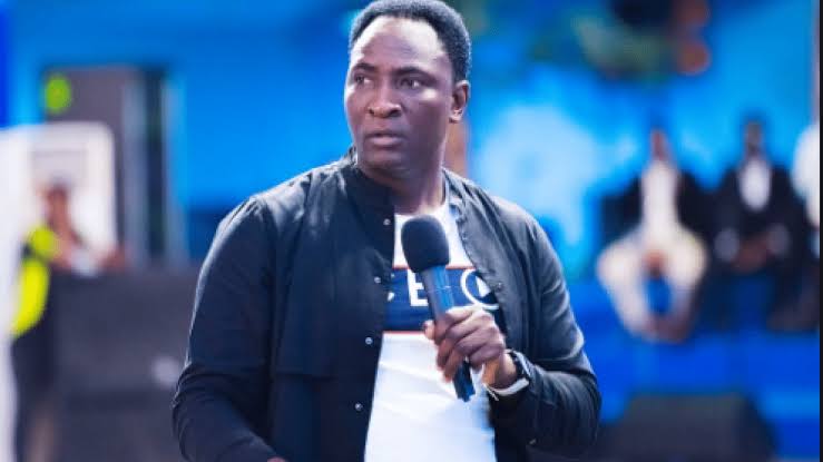 Prophet Jeremiah again shower Nollywood veteran stars with car gifts