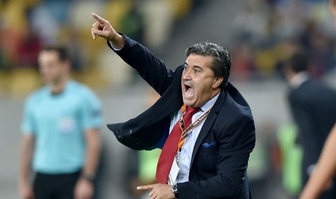Algeria woos out-of-contract Super Eagles coach