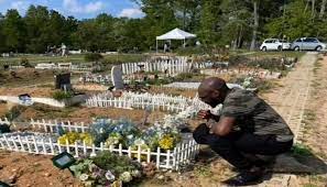 2Baba visits Sound Sultan’s grave in the US
