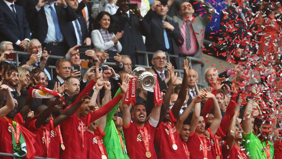 Liverpool defeat Chelsea at Wembley to win FA cup trophy