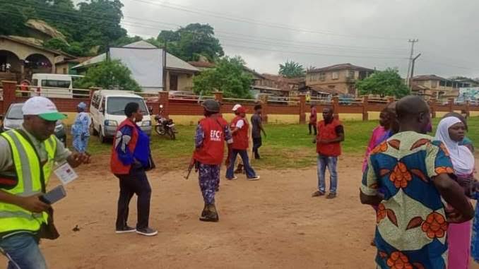 Osun Decides: Fear as EFCC ops storm Oyetola’s Polling Unit In Iragbiji