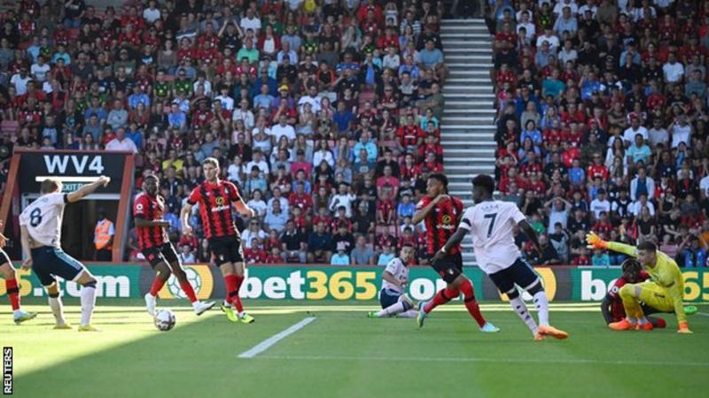 Arsenal maintain perfect start to go top of EPL