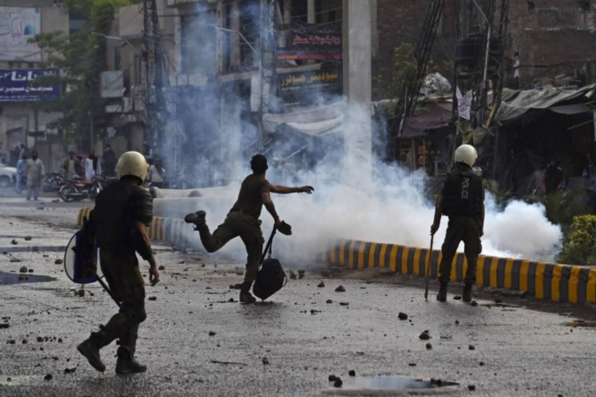 6 police officers killed in anti-government protests