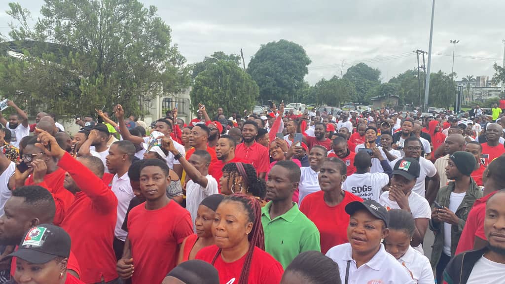 SOLIDARITY: Labour Party presidential candidate, Peter Obi thanks “OBIdient Family” in Calabar