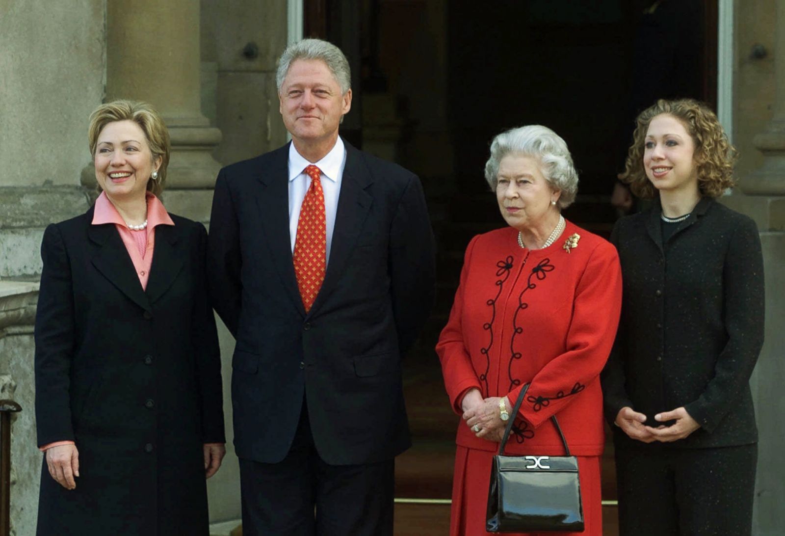 Bill Clinton, Bill Gates, entertainment world describe Queen Elizabeth II as "a woman of importance" (TRIBUTES)