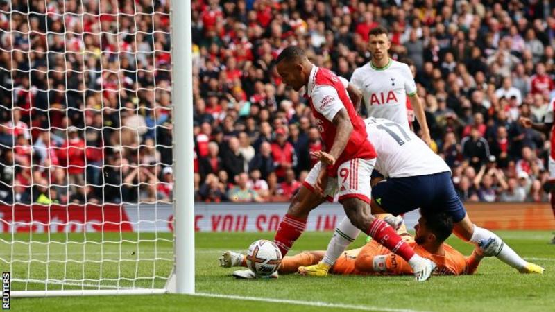 EPL: Arsenal beat 10-man Tottenham to stay top