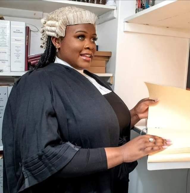 23-year-old woman becomes UK’s first blind black lawyer+photo