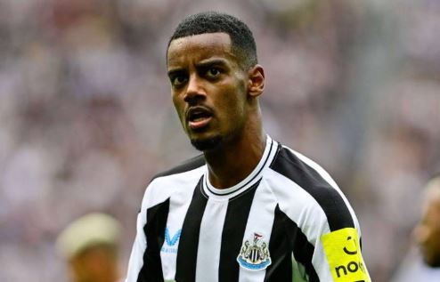 Newcastle striker Isak out until after World Cup