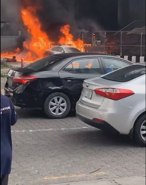 [Video] Several persons trapped, as fire razes building in Lagos Island