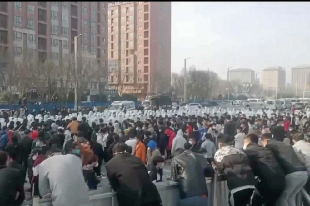 Police and iPhone workers clash at Foxconn factory in China (VIDEO)
