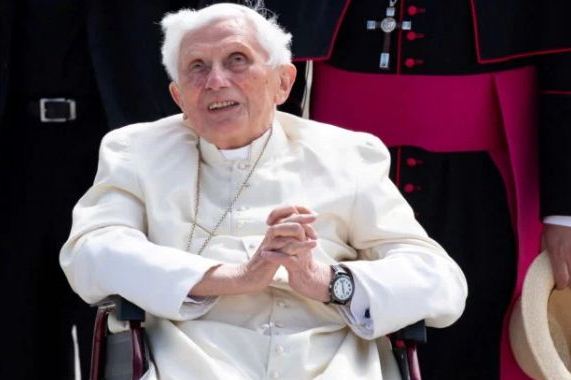 Pope Francis calls for prayers as Pope Benedict XVI illness worsens