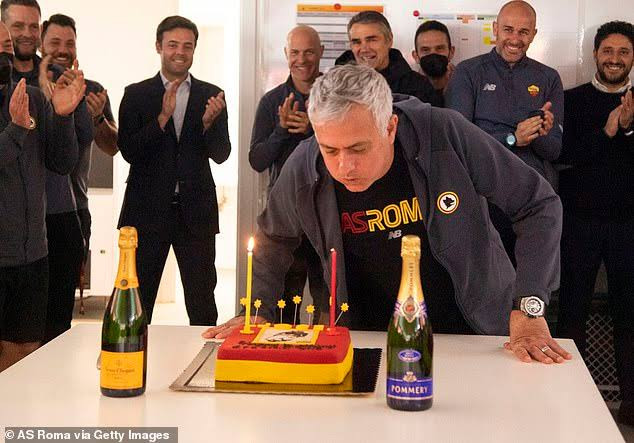 Roma squad serenades Jose Mourinho at 60 (VIDEO)