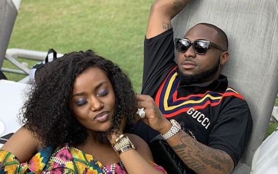 Davido’s wife, Chioma seen checking menstrual cycle app in viral video, netizens react