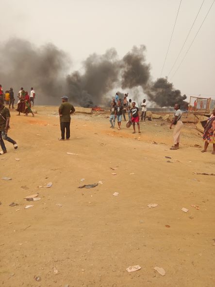 Old Notes: Normalcy returns to Lagos-Ibadan expressway after rioters block road