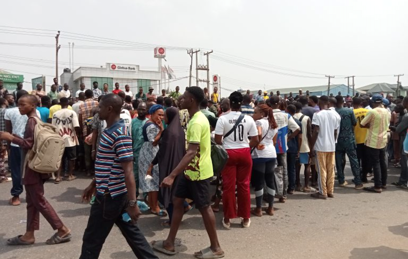 Protesters shut Lagos-Abeokuta expressway over Naira scarcity